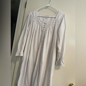 Eileen West White Long SIv Cotton Small Nightgown Prairie Cottage
Lace Buttons